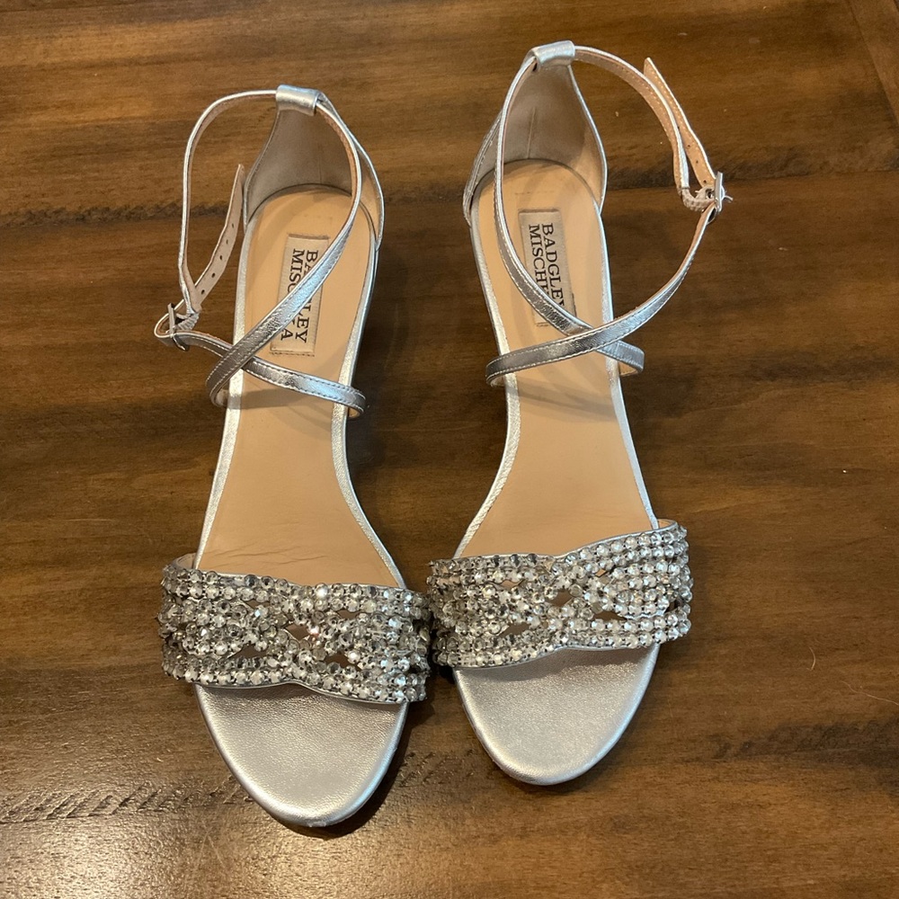 BADGLEY MISCHKA Silver low-heeled wedge. Size 7